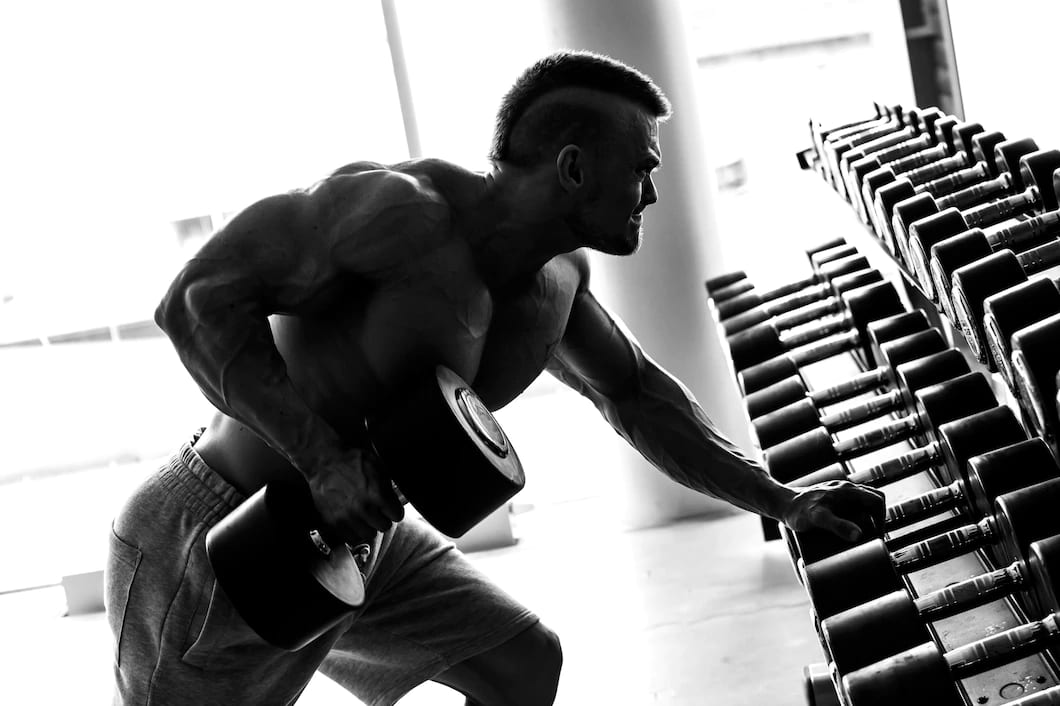 academia homem bonito durante treino 144627 6236