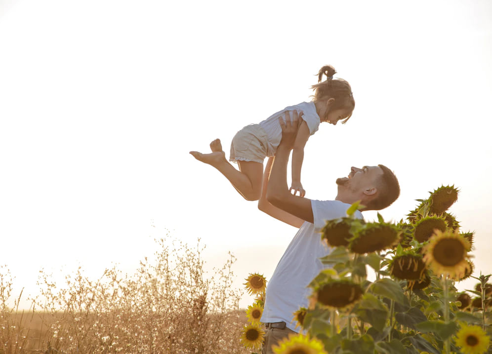 familia feliz pai e filha brincando no campo 169016 1755