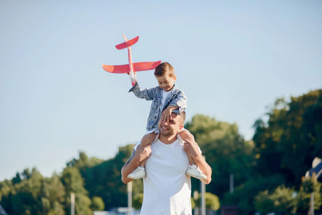 familia fofa brincando em um parque de verao 1157 25761