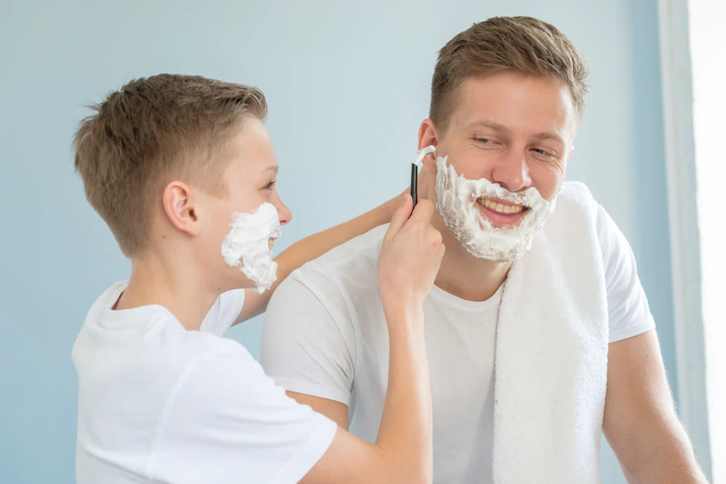 filho ajudando seu pai a fazer a barba 23 2148511163