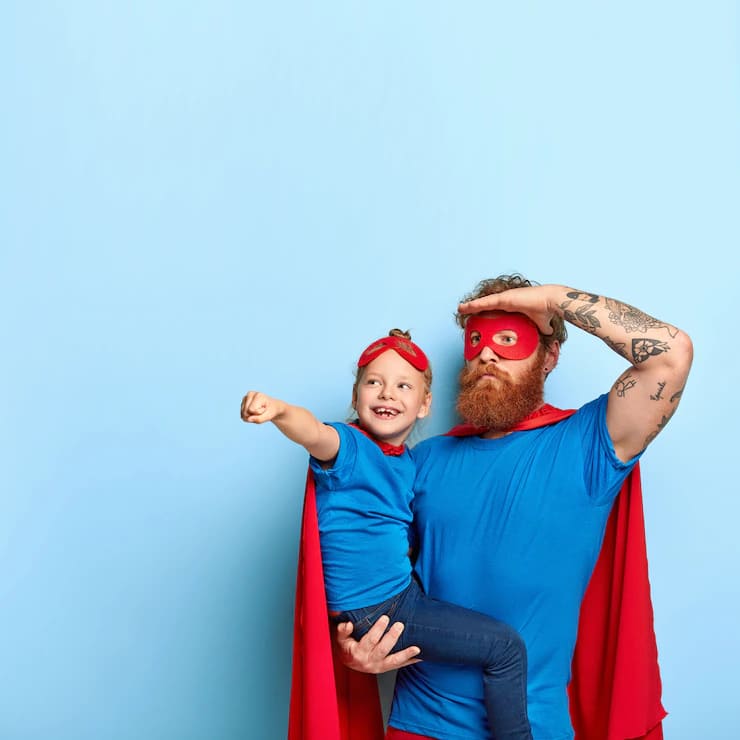 foto de pai e filha brincando juntos vestindo fantasias de super herois 273609 29898