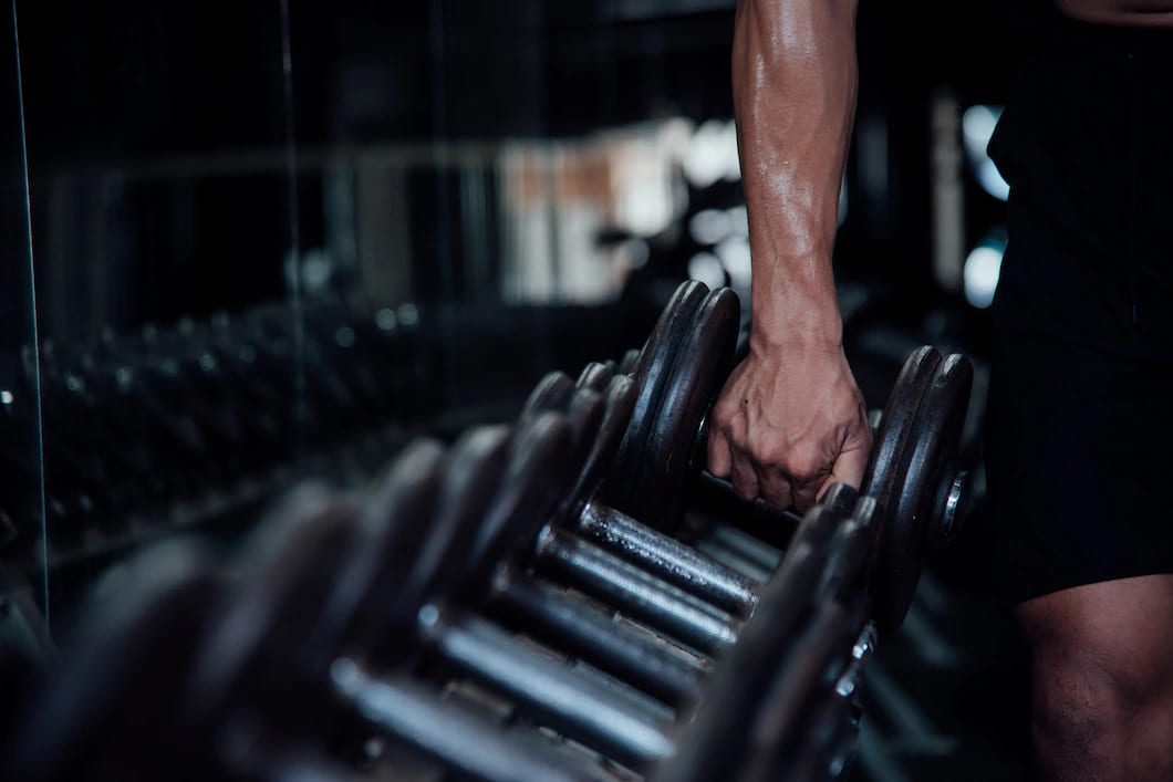 homem jovem em sportswear um classe exercicio em um ginasio 1150 12372