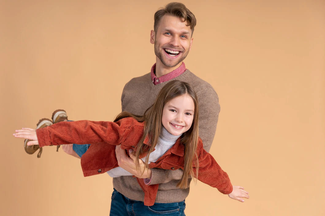 jovem pai e filha brincando juntos antes de viajar 23 2149205292