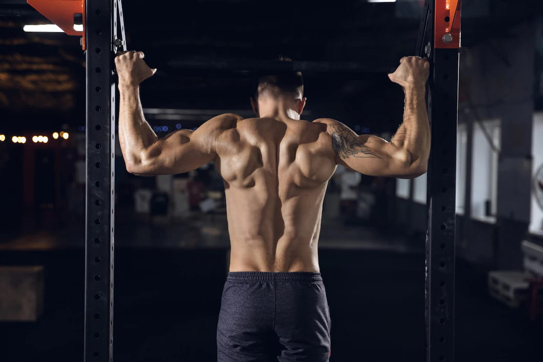 jovem saudavel atleta fazendo exercicios flexoes na academia 155003 35469