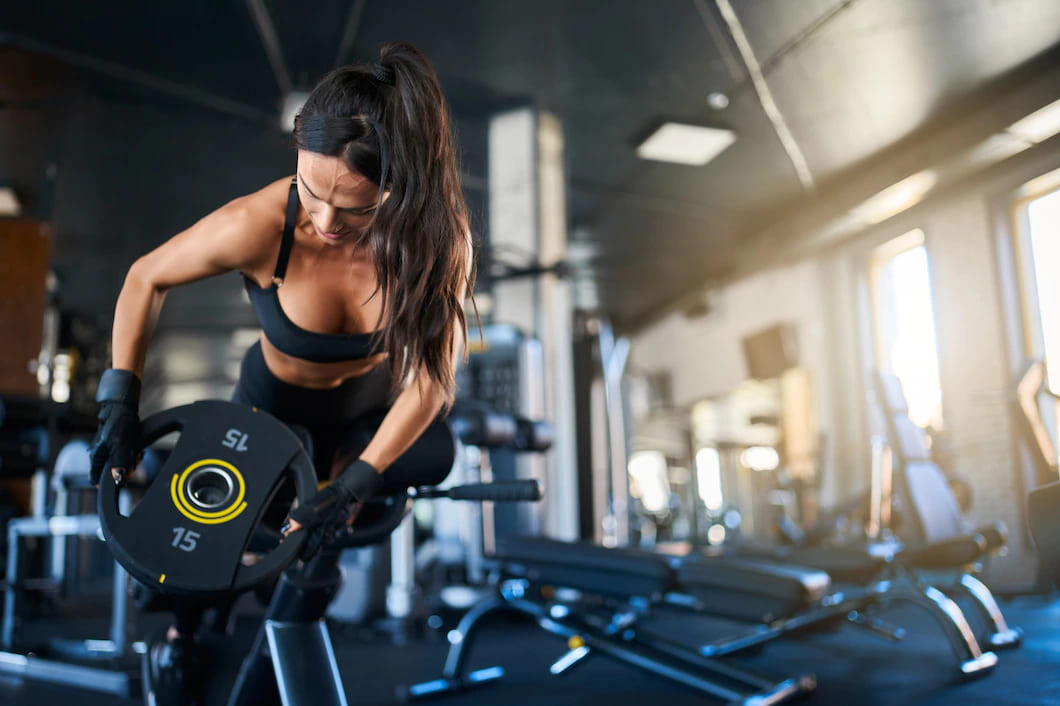 mulher fazendo exercicios de hiperextensao na academia 7502 9065