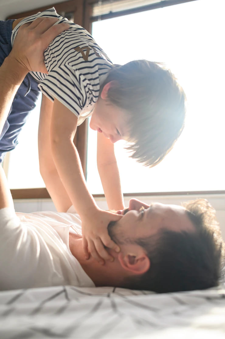 imagem de dia dos pais grátis - pai brincando com filho sorridente 23 2148503910
