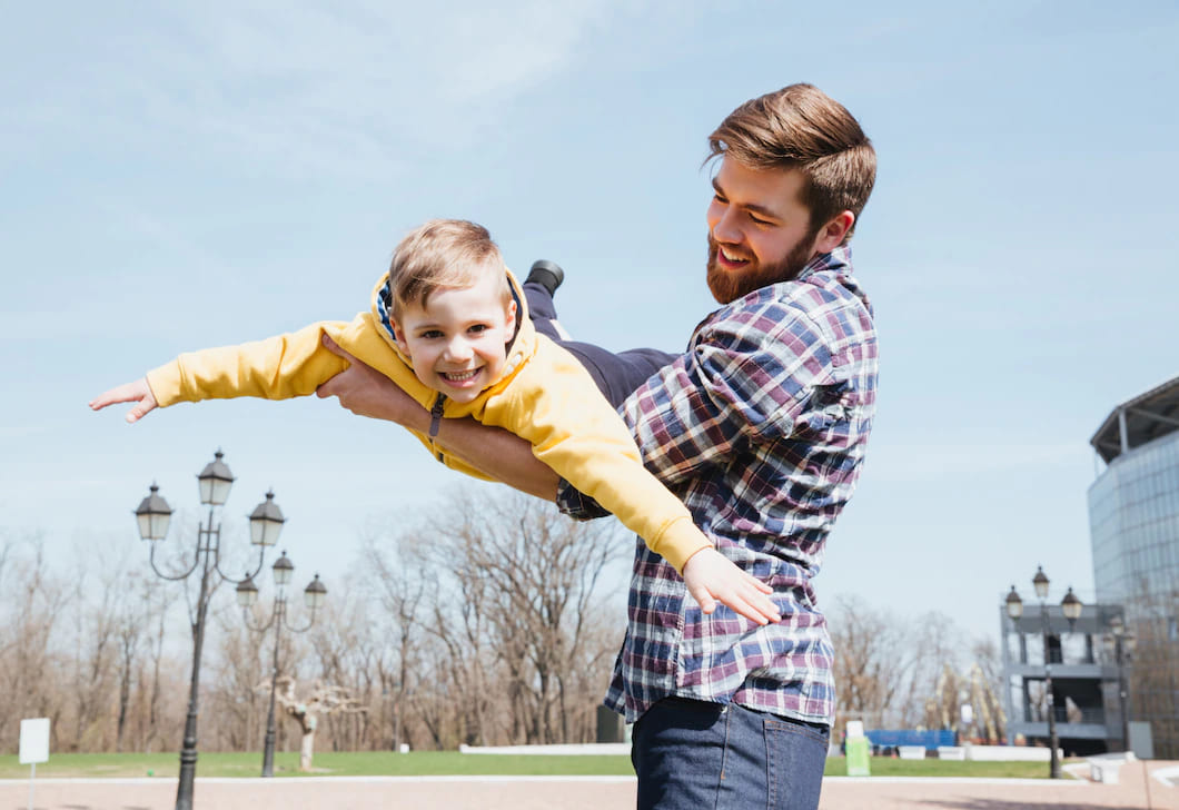 imagem de dia dos pais grátis - pai e filho brincando juntos em um parque 171337 16355