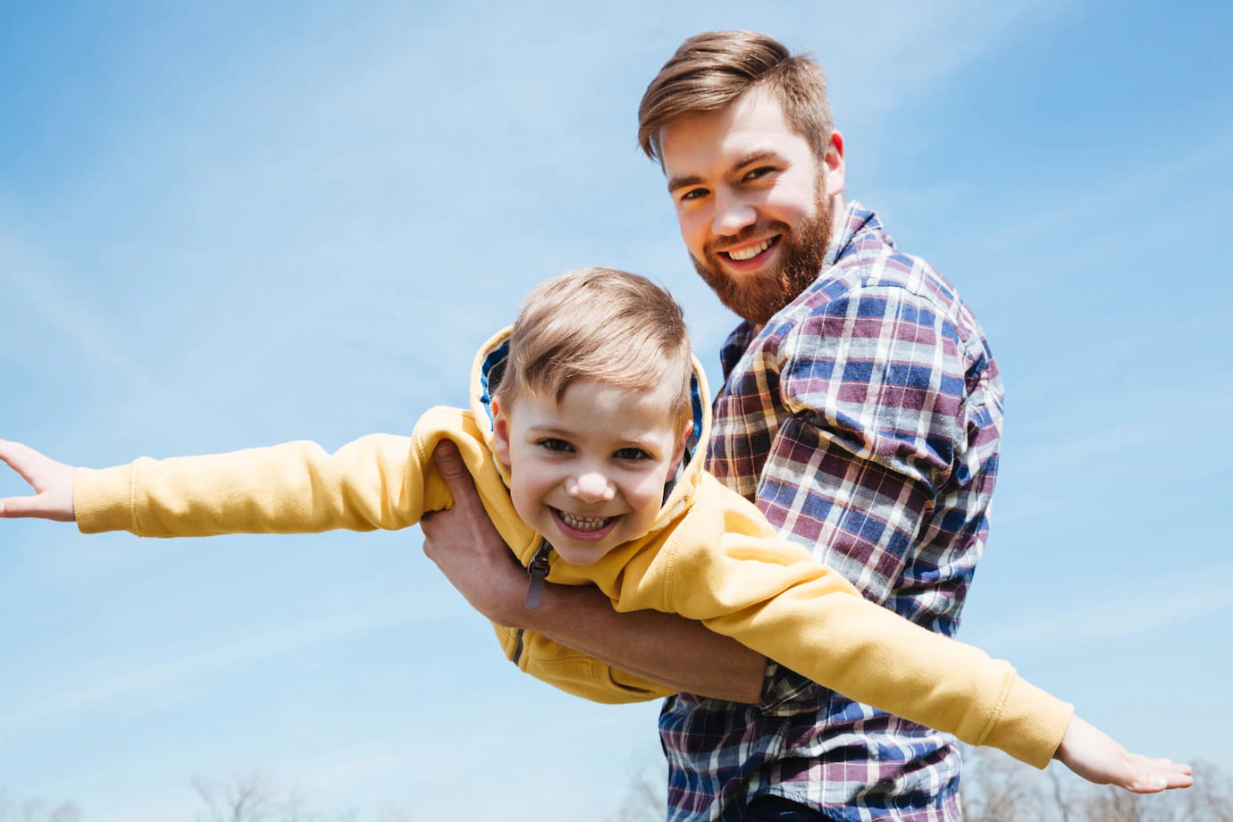 pai e filho brincando juntos em um parque 171337 16358