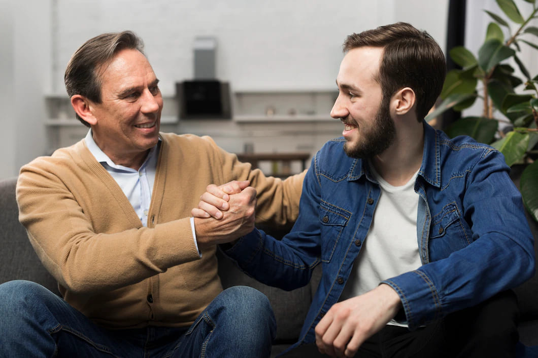 pai e filho conversando na sala de estar 23 2148441034