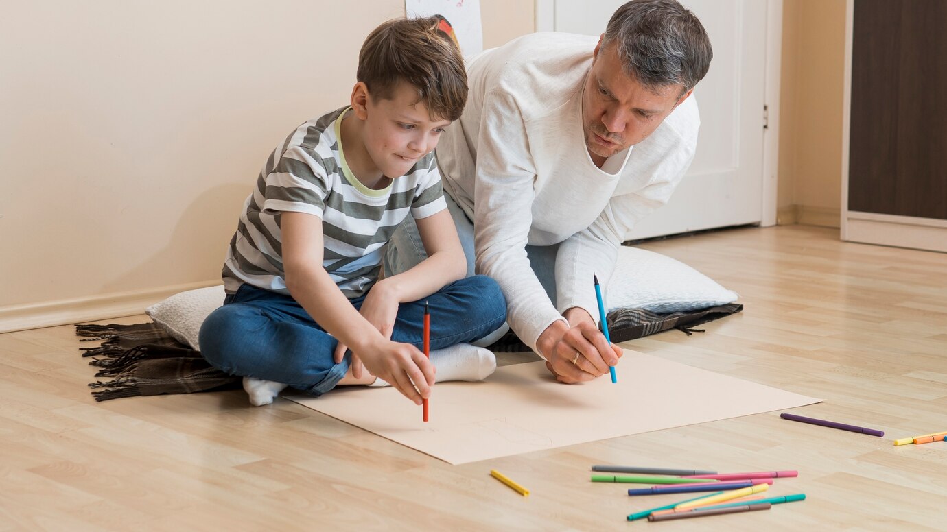 pai e filho desenhando com marcadores 23 2148511508