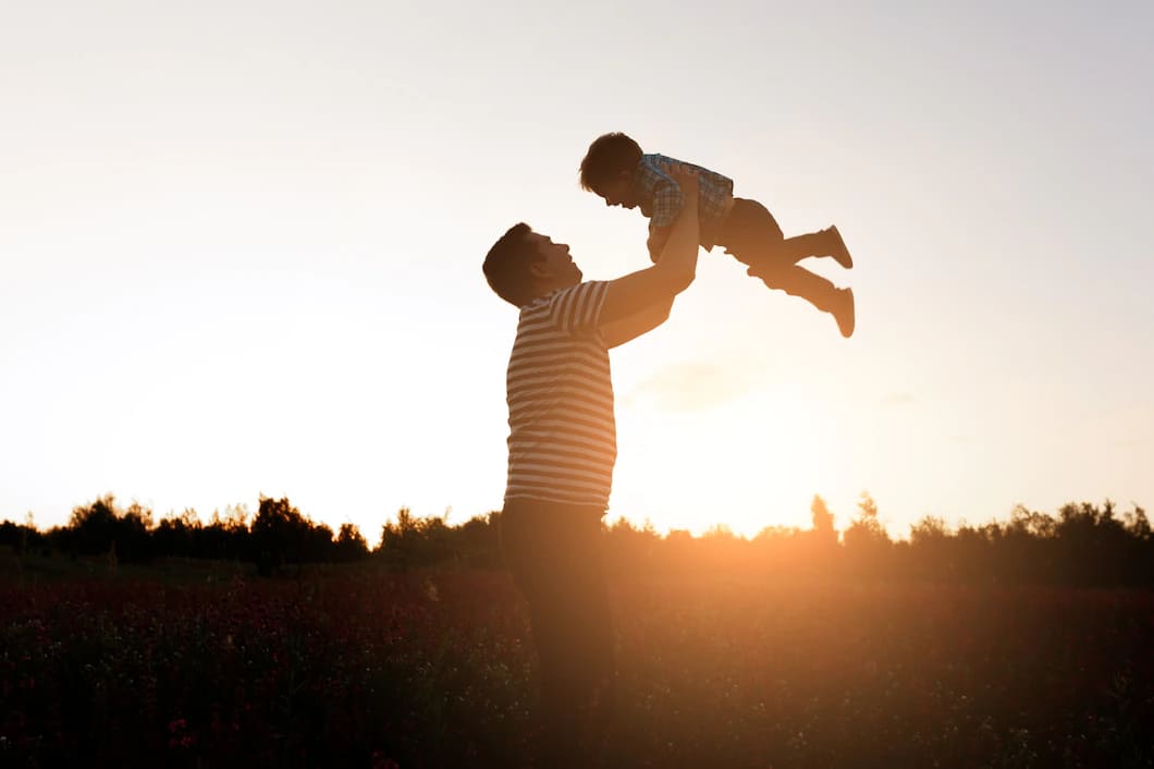pai e filho que jogam no parque no tempo do por do sol familia feliz se divertindo ao ar livre 8353 8194