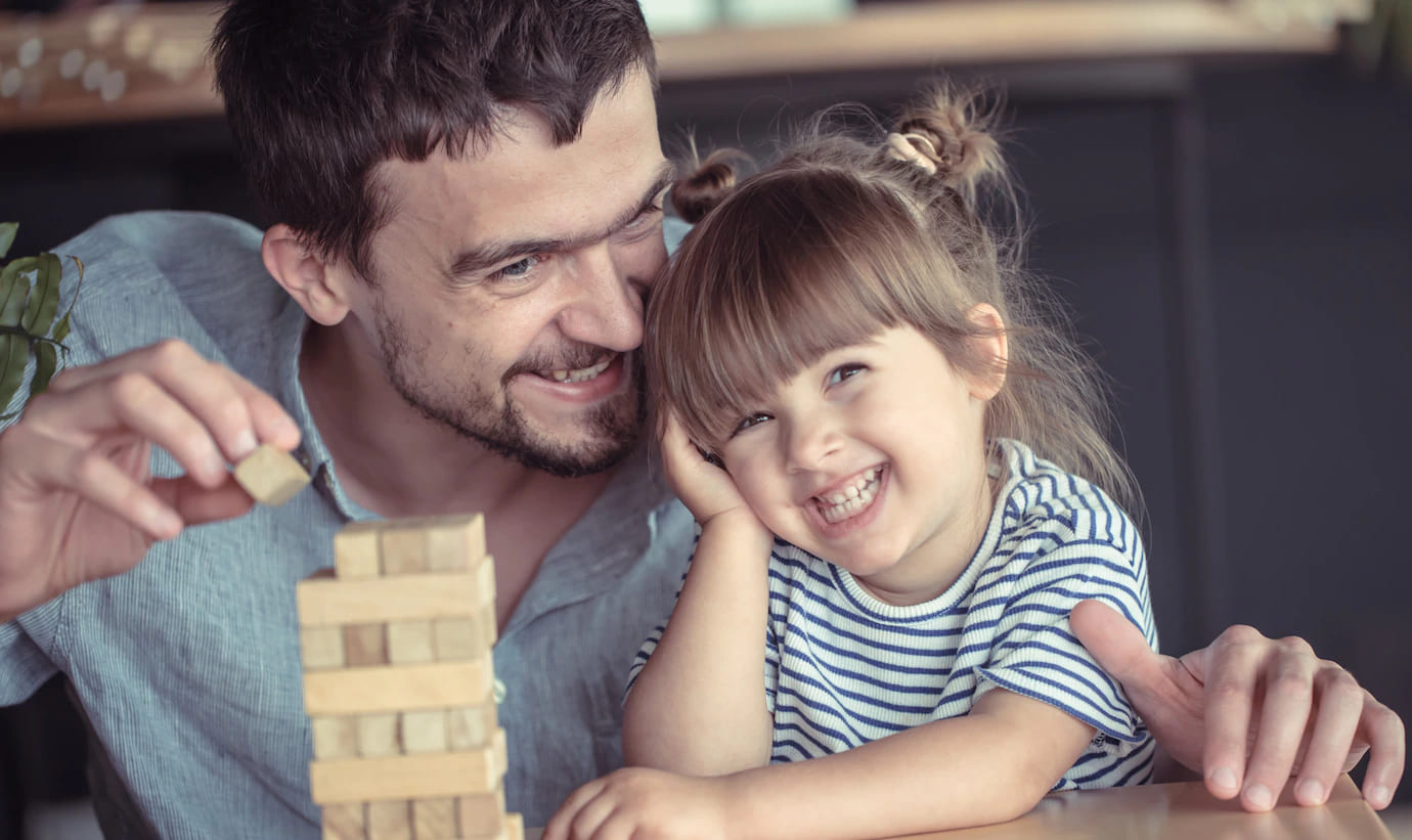 pai esta brincando com sua filha 169016 1441