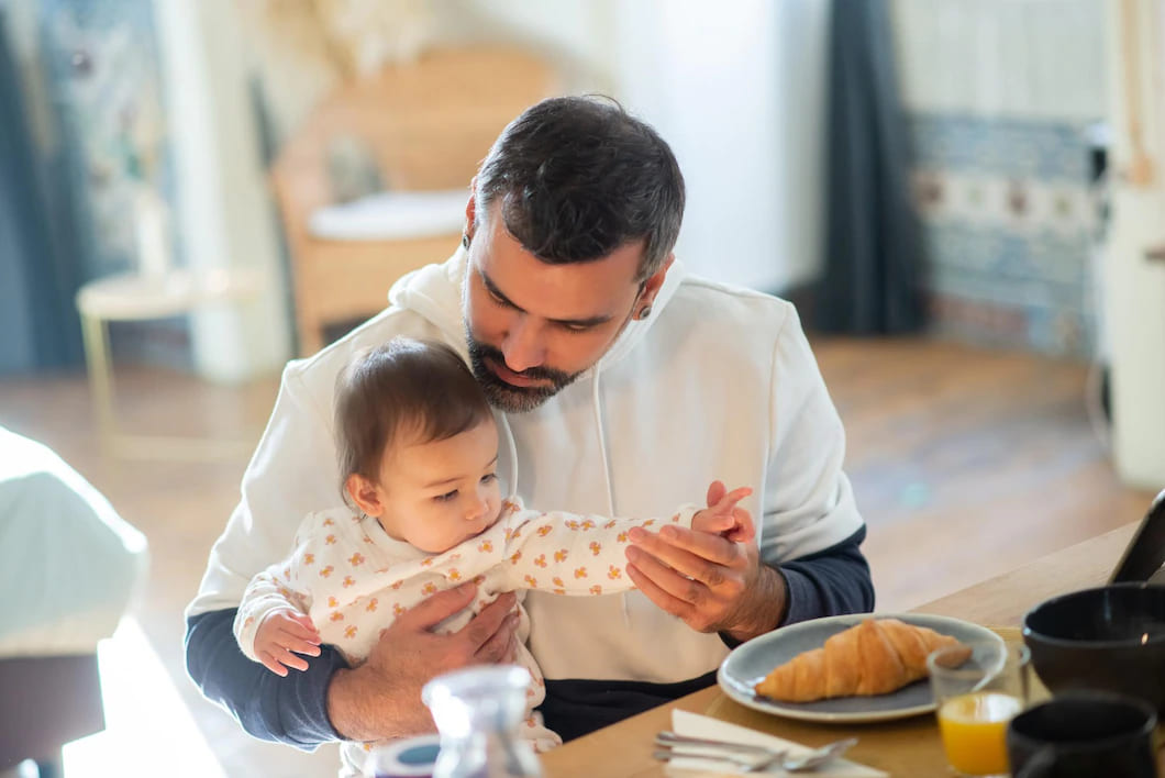 retrato de homem adulto medio tomando cafe da manha com filho bebe 74855 23463