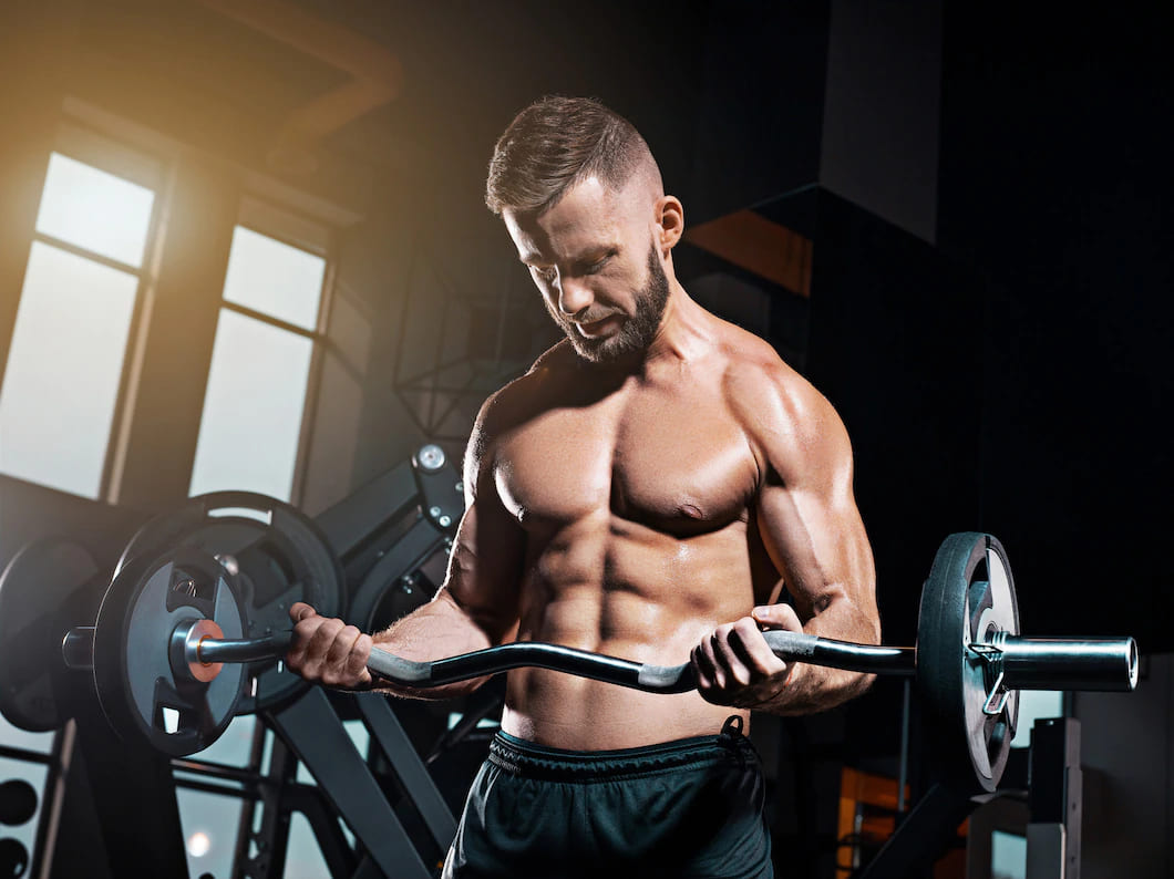 retrato de super apto muscular jovem malhando na academia com barra 155003 2494