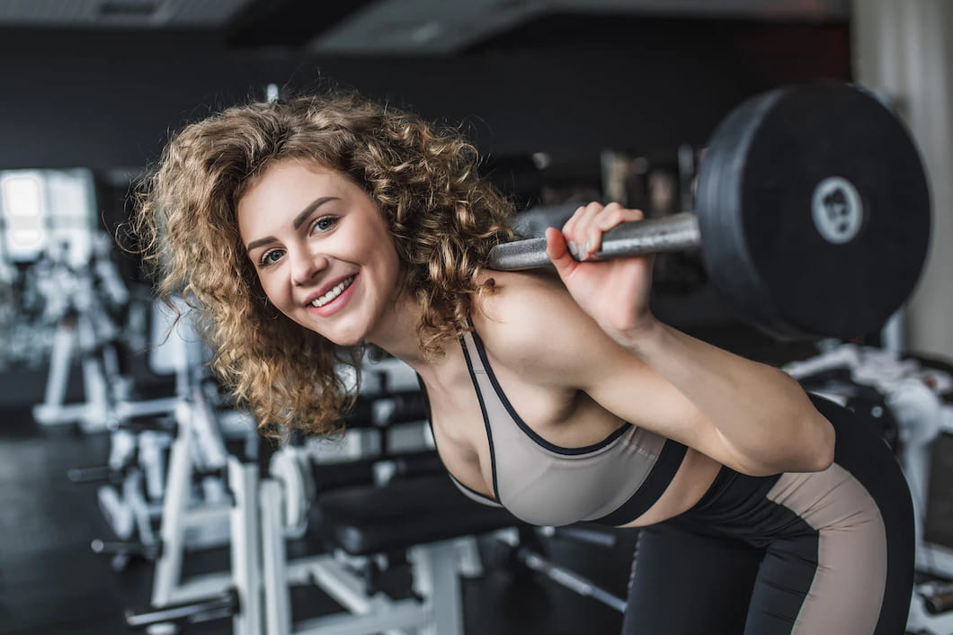 retrato de uma jovem fitness fazendo agachamentos com peso na academia 496169 2698