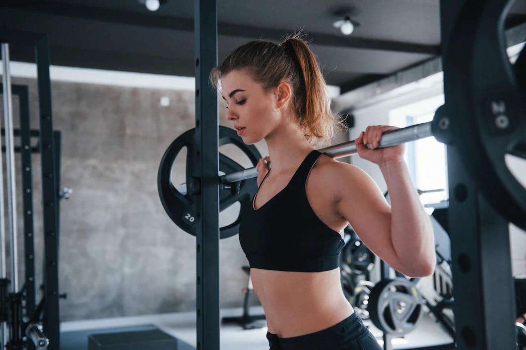 rotina de exercicios foto de uma linda mulher loira na academia no fim de semana 146671 16625