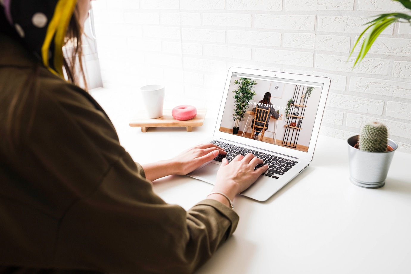 maquete de laptop com mulher 23 2147877637