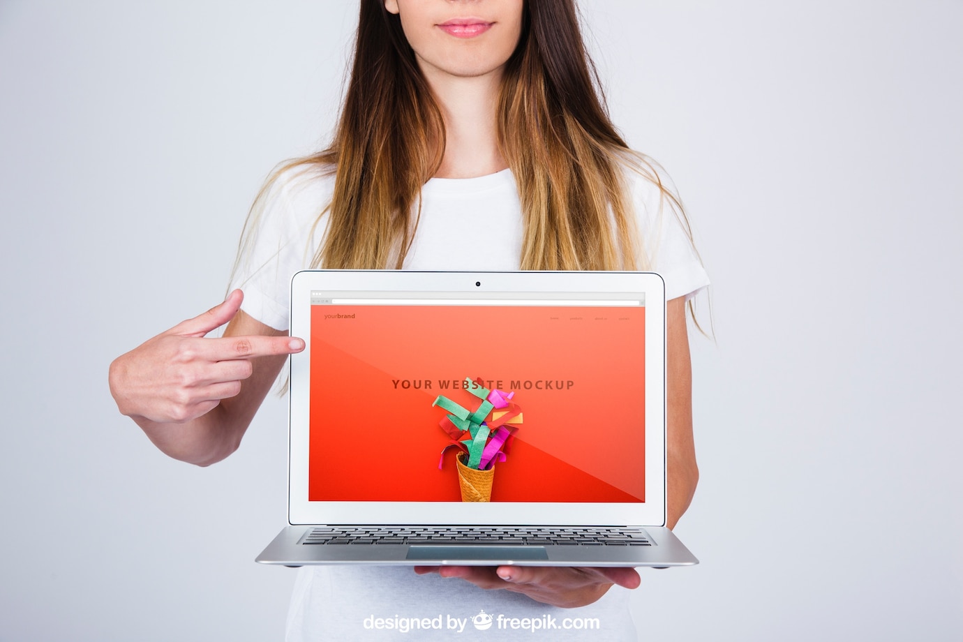 mockup conceito de mulher apresentando laptop 23 2147642305