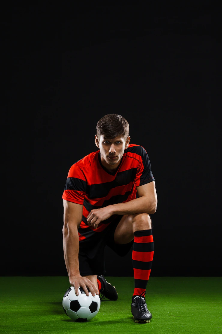 jogador de futebol chutando bola jogando futebol 176420 16452