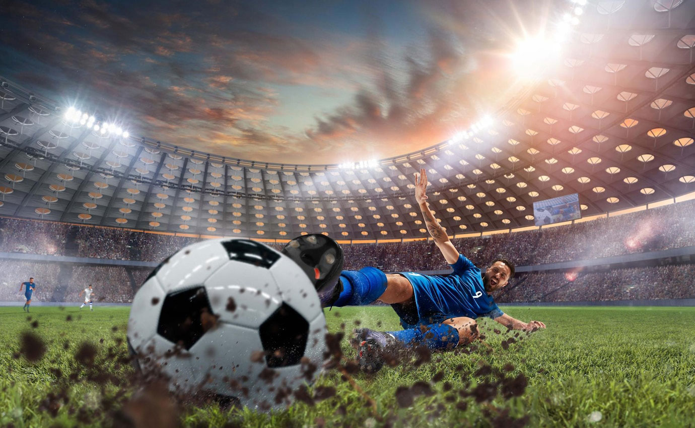 Jogador De Futebol Profissional Em Ação No Estádio Com Lanternas E Fãs.  Bola De Pontapé Para Vencer O Gol. Grande Ângulo. 3d Foto Royalty Free,  Gravuras, Imagens e Banco de fotografias. Image